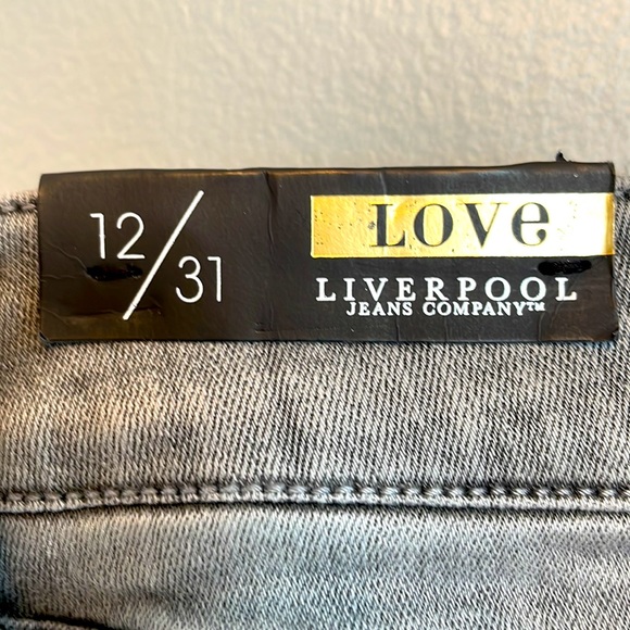 NWT Liverpool grey capri jeans with button and zipper closure - Picture 5 of 5